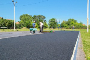 Postavljanje tartan podloge na sportski teren