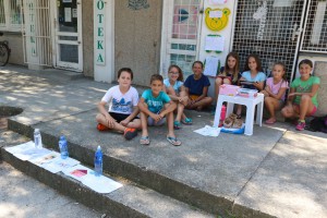 Deca u akciji "Kupi crtež - budi human"