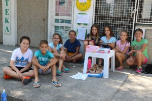 Deca u akciji "Kupi crtež - budi human"