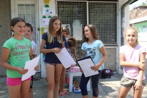 Deca u akciji "Kupi crtež - budi human"