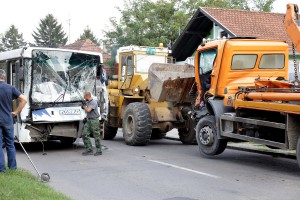 Udes kamiona i autobusa u Bajnatskoj ulici