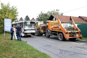 Udes kamiona i autobusa u Bajnatskoj ulici