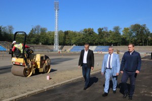Obilazak radova na postavljanju travnatog terena i atletske staze