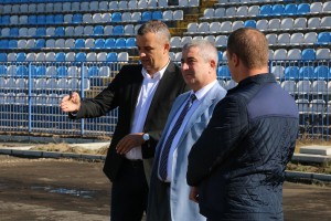 Obilazak radova na postavljanju travnatog terena i atletske staze