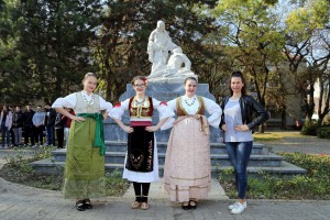 Pomen i polaganje venaca na Spomenik palim junacima