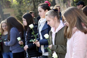 Pomen i polaganje venaca na Spomenik palim junacima