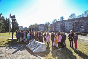 Polaganje venaca na Spomenik "Balada vešanih"