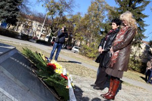 Polaganje venaca na Spomenik "Balada vešanih"