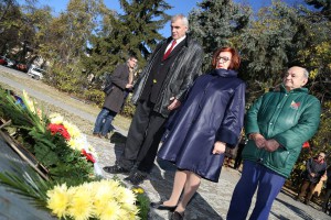Polaganje venaca na Spomenik "Balada vešanih"