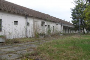 Unutrašnjost nekadašnjeg vojnog kompleksa, kasarne "Kosta Nađ"