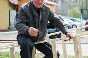 Zanatlija u devetoj deceniji pravi merdevine