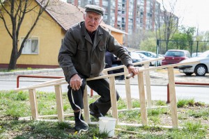 Zanatlija u devetoj deceniji pravi merdevine