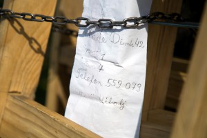 Zanatlija u devetoj deceniji pravi merdevine