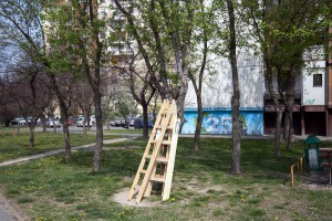 Zanatlija u devetoj deceniji pravi merdevine