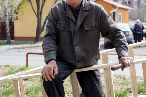 Zanatlija u devetoj deceniji pravi merdevine