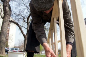 Zanatlija u devetoj deceniji pravi merdevine