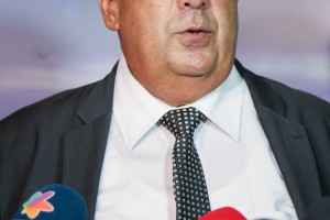 Uručivanje ugovora za kupovinu domaćinstva izbegličkim porodicama iz Bosne i Hercegovine i Hrvatske