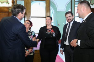 Uručivanje ugovora za kupovinu domaćinstva izbegličkim porodicama iz Bosne i Hercegovine i Hrvatske