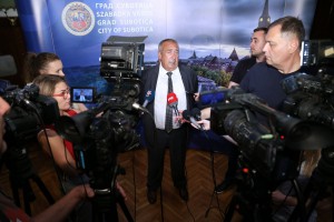 Uručivanje ugovora za kupovinu domaćinstva izbegličkim porodicama iz Bosne i Hercegovine i Hrvatske