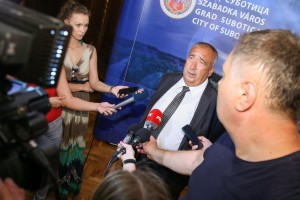 Uručivanje ugovora za kupovinu domaćinstva izbegličkim porodicama iz Bosne i Hercegovine i Hrvatske