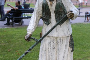 Polaganje venaca od žita na spomenik Risaru i spomen-bistu