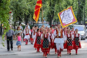 Polaganje venaca od žita na spomenik Risaru i spomen-bistu