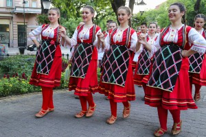 Polaganje venaca od žita na spomenik Risaru i spomen-bistu