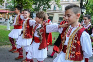 Polaganje venaca od žita na spomenik Risaru i spomen-bistu