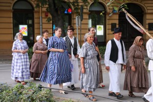 Polaganje venaca od žita na spomenik Risaru i spomen-bistu