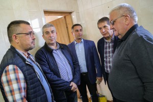 Ministar Nedimović i gradonačelnik Laban u poseti poljoprivrednim gazdinstvima