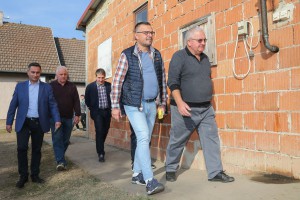 Ministar Nedimović i gradonačelnik Laban u poseti poljoprivrednim gazdinstvima