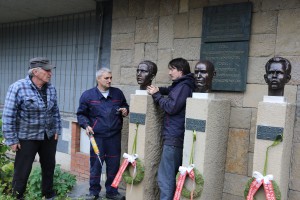 Montaža bronzanih bista Ištvana Kizura, Lazara Nešića i Matka Vukovića