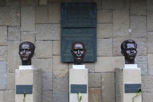 Montaža bronzanih bista Ištvana Kizura, Lazara Nešića i Matka Vukovića