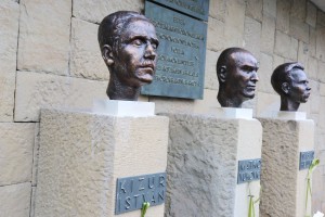 Montaža bronzanih bista Ištvana Kizura, Lazara Nešića i Matka Vukovića