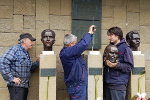 Montaža bronzanih bista Ištvana Kizura, Lazara Nešića i Matka Vukovića