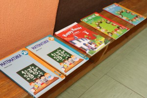 Uručenje udžbenika socijalno ugroženoj deci iz romskih porodica