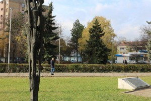 Polaganje venaca na spomenik "Balada vešanih"