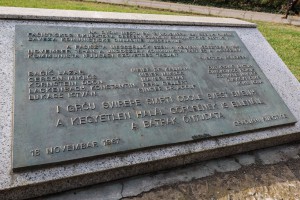 Polaganje venaca na spomenik "Balada vešanih"