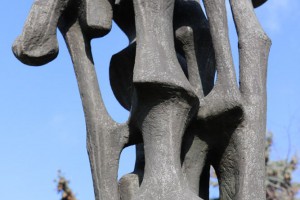 Polaganje venaca na spomenik "Balada vešanih"