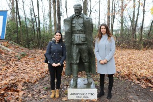 Polaganje venaca na spomen-bistu Josipa Broza Tita povodom Dana SFRJ