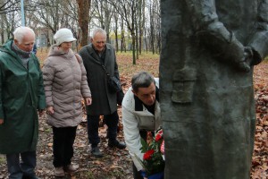 Polaganje venaca na spomen-bistu Josipa Broza Tita povodom Dana SFRJ
