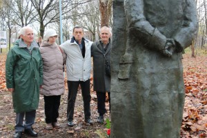 Polaganje venaca na spomen-bistu Josipa Broza Tita povodom Dana SFRJ