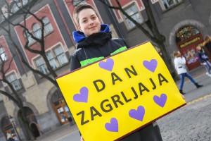 Akcija "besplatnih zagrljaja" učenika OŠ "Matija Gubec" iz Tavankuta