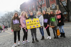 Akcija "besplatnih zagrljaja" učenika OŠ "Matija Gubec" iz Tavankuta