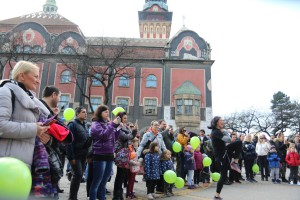 Manifestacija "Zagrli snažno" povodom Svetskog dana dece obolele od raka