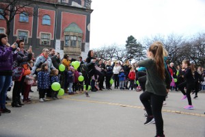 Manifestacija "Zagrli snažno" povodom Svetskog dana dece obolele od raka