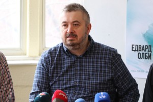 Najava premijere pozorišne predstave "Ko se boji Virdžinije Vulf"