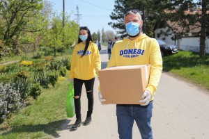 Akcija kompanije "Mozzart" vezana za podelu paketa pomoći najstarijim sugrađanima