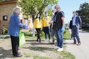 Akcija kompanije "Mozzart" vezana za podelu paketa pomoći najstarijim sugrađanima