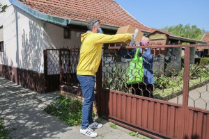 Akcija kompanije "Mozzart" vezana za podelu paketa pomoći najstarijim sugrađanima